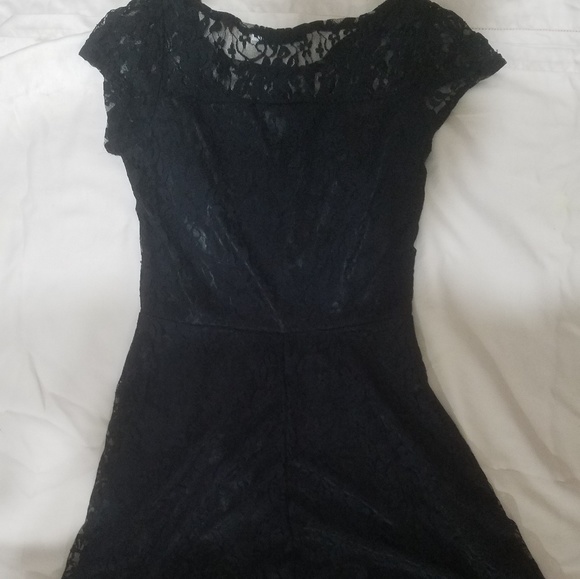 Sleek, lacy black dress - Picture 3 of 3